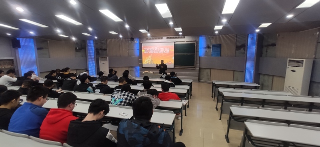 把准“思想航向”  维护校园稳定