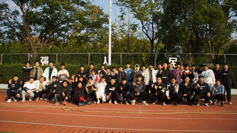 青春同庆六十载，团结力量比拔河