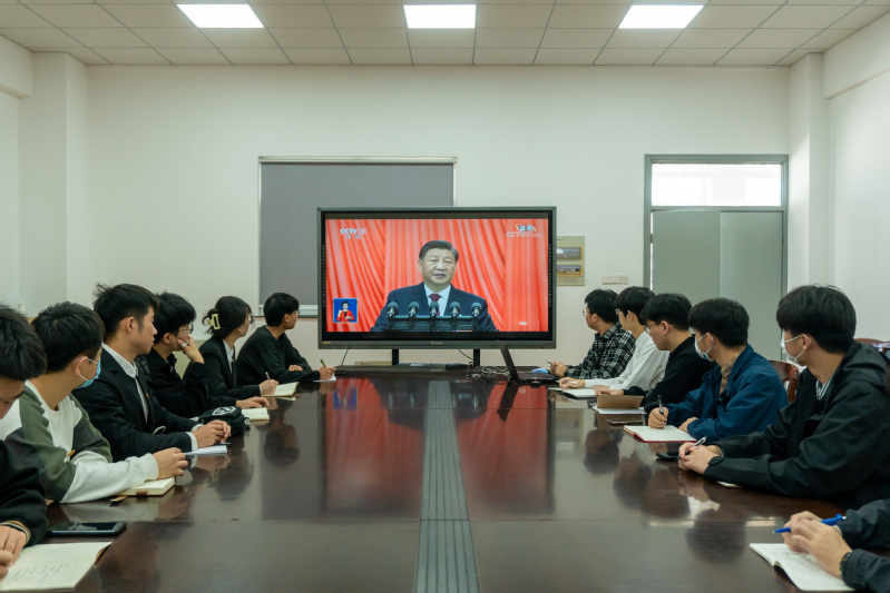 踔厉奋发、勇毅前行——机械工程学院师生热切关注党的二十大开幕