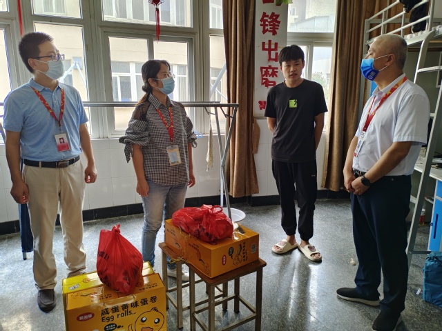 关怀入寝，情暖人心————机械工程学院领导带队慰问入住辅房学生