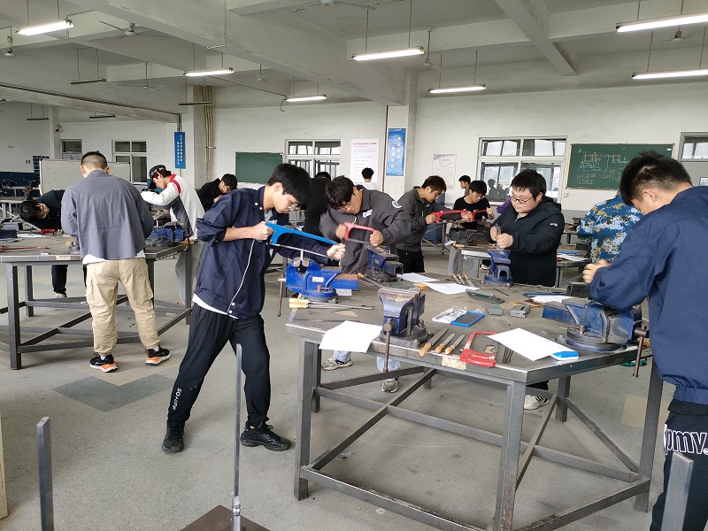 初级钳工加工技能大赛圆满举行