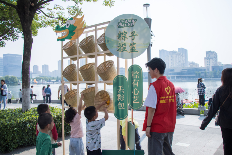 机械工程学院走进新桥社区开展“端午+六一”双节活动