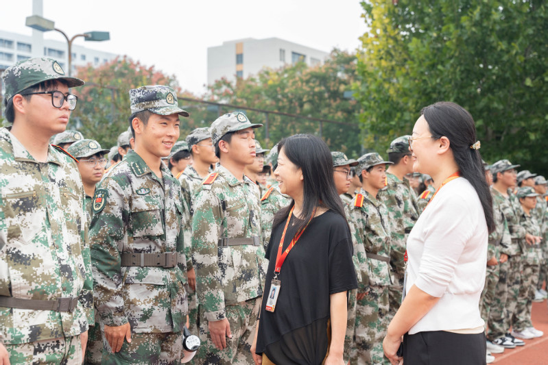 烈日下送清凉，关怀中促成长 ——机械工程学院党总支亲切看望军训...