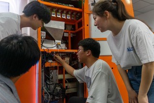 “一启趣饮”全自动饮品机亮相央视《时尚科技秀》节目