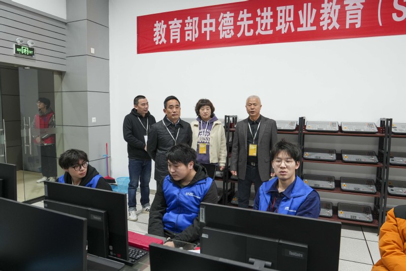 科教城管委会领导视察“工业设计技术”赛项开展情况