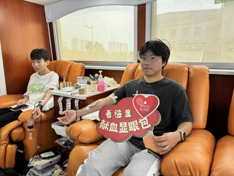 爱心满宿舍，热血递真情