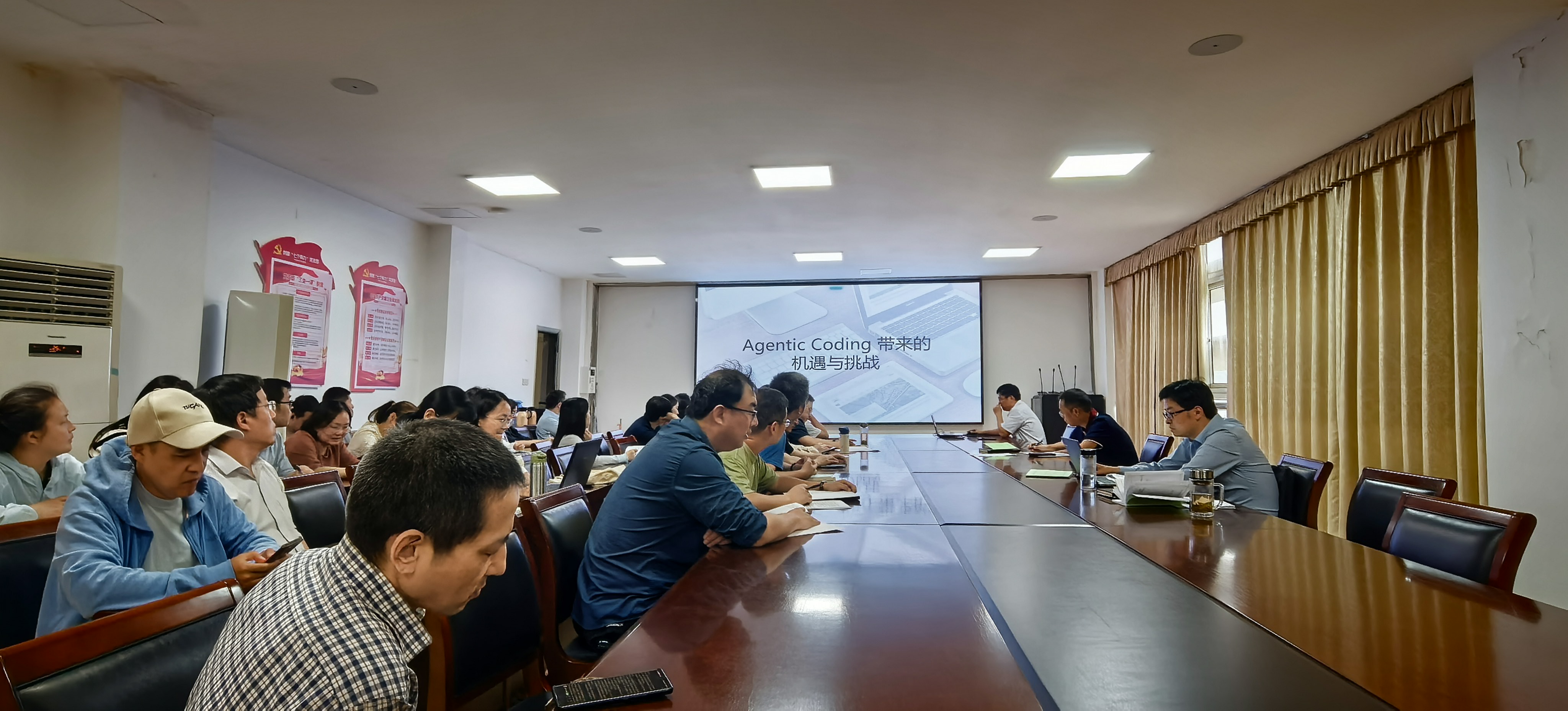 信息学院开展校本培训———AgenticCoding 给软件技术等相关专业带来的机遇与挑战